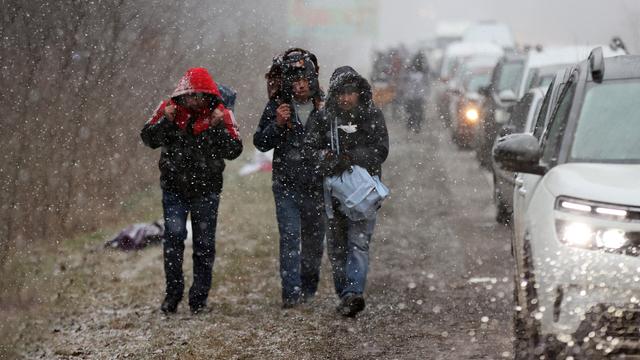 28 février 2022, Lviv: des réfugiés ukrainiens en route vers la frontière polonaise à 13 km devant eux. [The Yomiuri Shimbun via AFP - Kunihiko Miura]