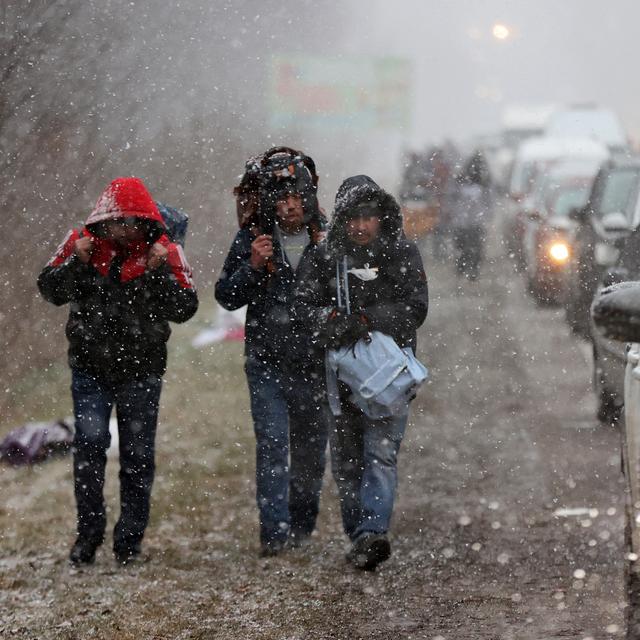 28 février 2022, Lviv: des réfugiés ukrainiens en route vers la frontière polonaise à 13 km devant eux. [The Yomiuri Shimbun via AFP - Kunihiko Miura]