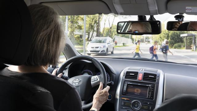 Le BPA préconise des mesures contre les accidents des seniors au volant. [Keystone - Gaetan Bally]