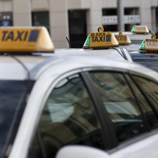 Des taxis genevois devant la gare Cornavin en 2016. [Keystone - Salvatore Di Nolfi]