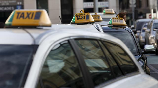 Des taxis genevois devant la gare Cornavin en 2016. [Keystone - Salvatore Di Nolfi]