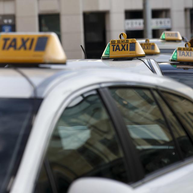 Des taxis genevois devant la gare Cornavin en 2016. [Keystone - Salvatore Di Nolfi]