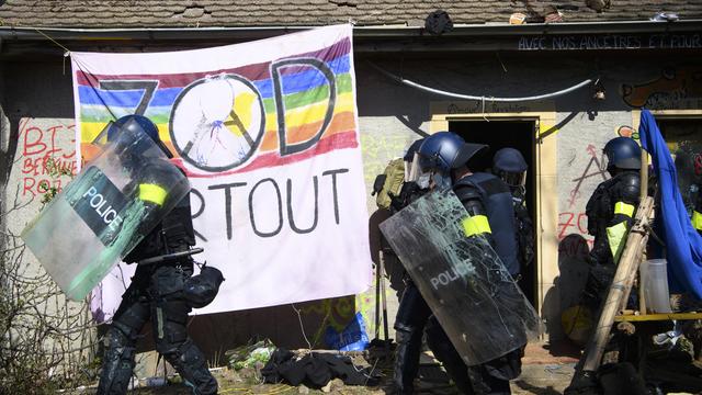 Des policiers lors de l'évacuation de la ZAD du Mormont, le 30 mars 2021 entre Eclepens et La Sarraz (VD). [Keystone - Jean-Christophe Bott]