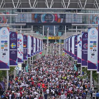 Les supporters devant le stade de Wembley avant la finale de l'Euro féminin. [AP/Keystone - Daniel Cole]
