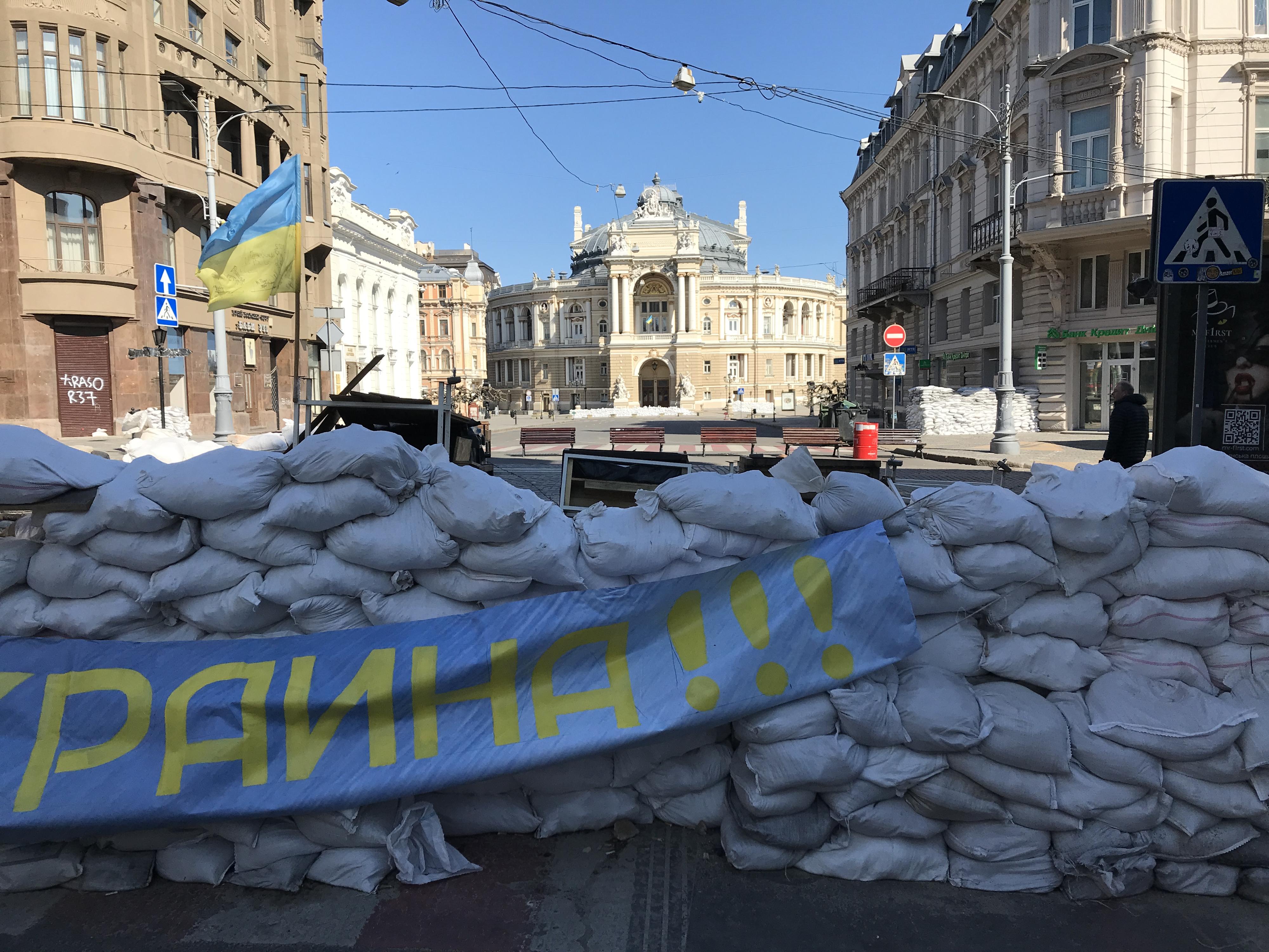 Barricades devant l'opéra d'Odessa. [RTS - Maurine Mercier]