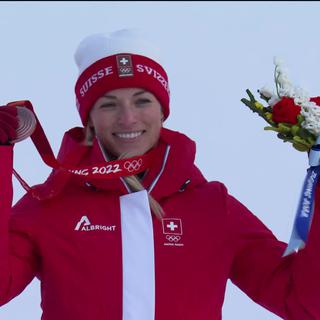 Géant dames: Lara Gut-Behrami (SUI) reçoit sa médaille de bronze!