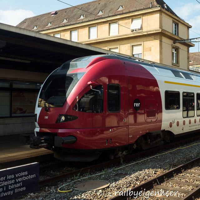 Train FLIRT, circulant couramment sur le RER fribourgeois. La mise en service du RER Fribourg | Freiburg a eu lieu la 11 décembre 2011 avec un train direct (RE) reliant Bulle, Romont et Fribourg toutes les demi-heures, et avec un prolongement jusqu’à Berne chaque heure. [flickr - flybyeigenheer]