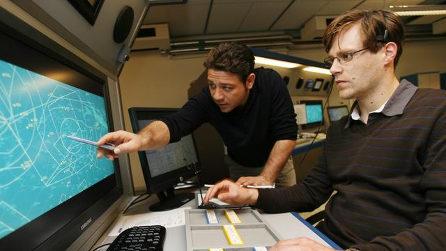 Près de 30% des actifs souffrent de stress au travail (image: poste radar dans un centre de contrôle du trafic aérien, tirée du film Flug in die Nacht - Das Unglück von Überlingen). [Keystone - Steffen Schmidt]