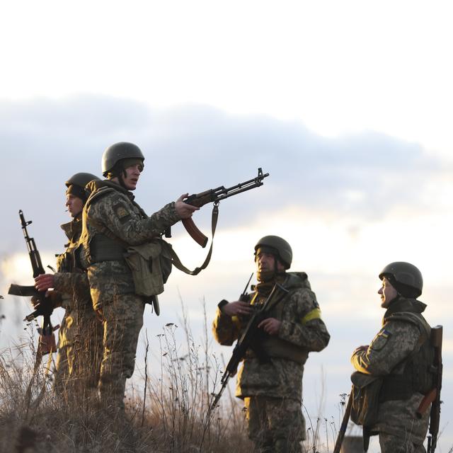 Des militaires ukrainiens prennent position pour défendre la capital Kiev contre l'agression russe. [EPA - Alisa Yakubovych - Keystone]