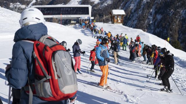 Une file d'attente dans le domaine skiable de Zinal. [Keystone - Laurent Gillieron]