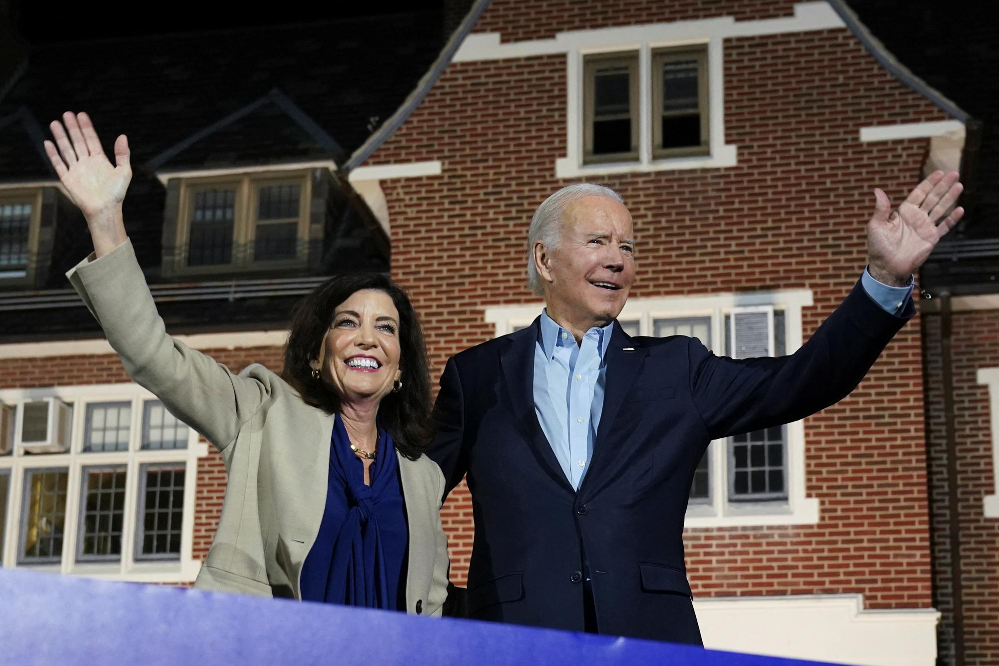 Le président américain Joe Biden assiste à un rassemblement de campagne pour la gouverneure démocrate sortante Kathy Hochul et d'autres démocrates de New York à Yonkers, New York, États-Unis, le 6 novembre 2022. [Kevin Lamarque]