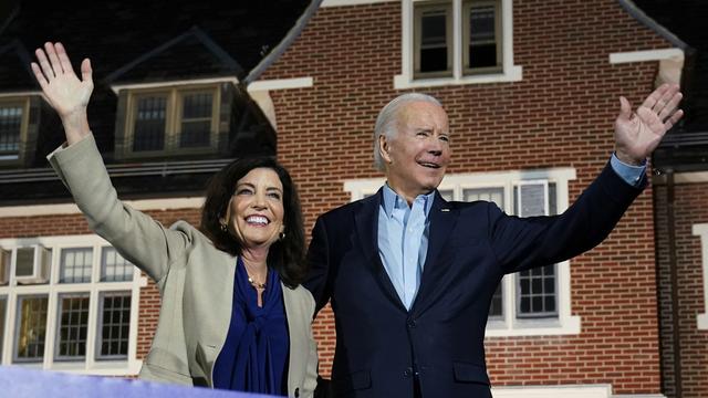 Le président américain Joe Biden assiste à un rassemblement de campagne pour la gouverneure démocrate sortante Kathy Hochul et d'autres démocrates de New York à Yonkers, New York, États-Unis, le 6 novembre 2022. [Kevin Lamarque]