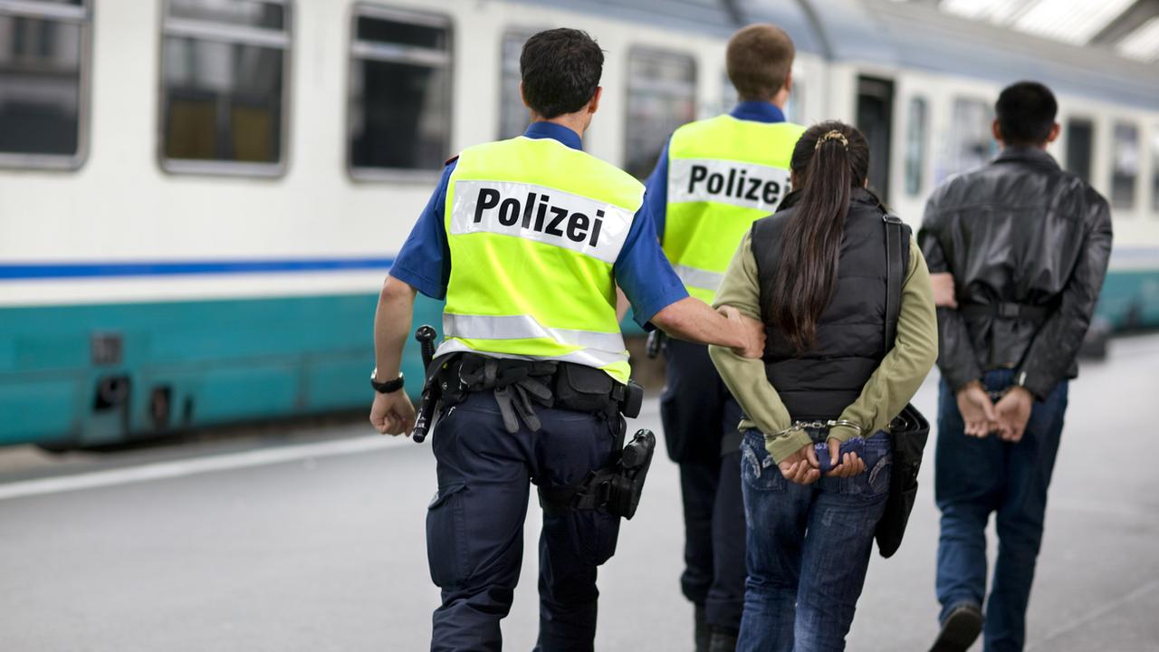 Des policiers arrêtent un homme et une femme à la gare de Zurich [Keystone - Martin Ruetschi]