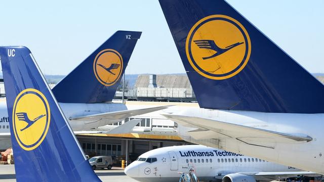 Des avions de Lufthansa sur le tarmac de l'aéroport de Francfort. [AFP/Pool - Arne Dedert]