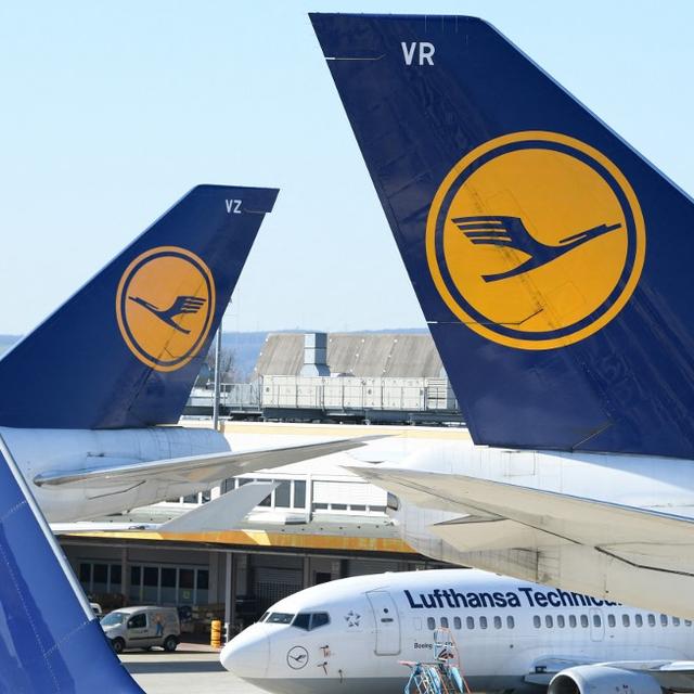 Des avions de Lufthansa sur le tarmac de l'aéroport de Francfort. [AFP/Pool - Arne Dedert]