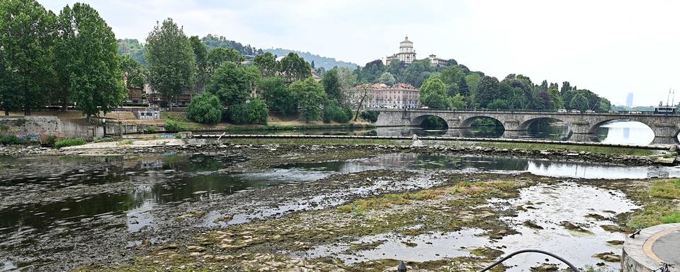 Le Pô est presque à sec à Turin, ce 21 juin 2022. [Keystone - Alessandro Di Marco]