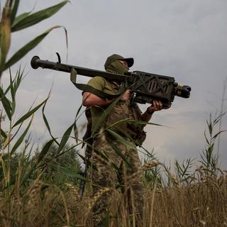 Un soldat ukrainien portant un lance-missile Stinger, dans la région de Mikolaïv, en août 2022. La production de cette arme a cessé en 2020. [REUTERS - Anna Kudriavtseva]