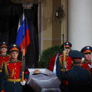 Une garde d'honneur autour du cercueil de l'ancien président Mikhaïl Gorbatchev lors de ses obsèques à Moscou. [Evgenia Novozhenina]