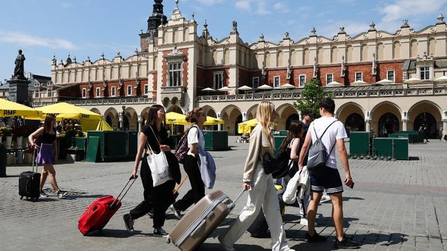 Des touristes à Cracovie en Pologne. [AFP - Jakub Porzycki/NurPhoto]