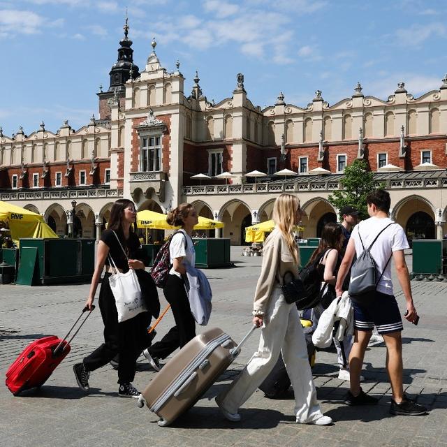 Des touristes à Cracovie en Pologne. [AFP - Jakub Porzycki/NurPhoto]