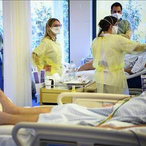 Le personnel soignant de l'hôpital de Neuchâtel s'occupe d'un patient atteint de Covid-19. [Keystone]