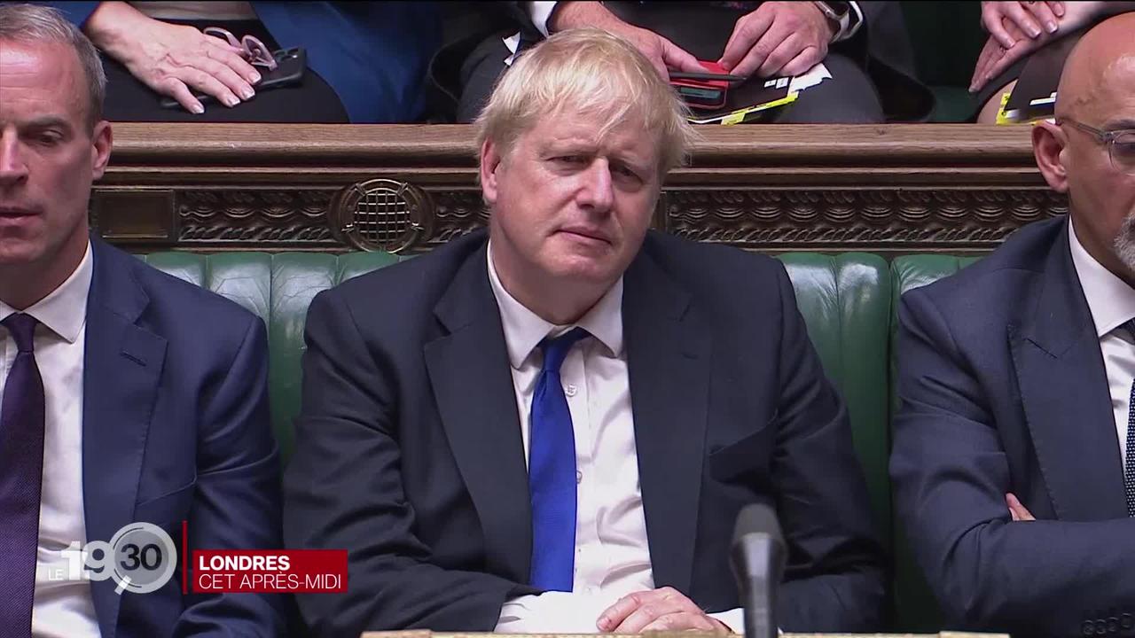 Dans la tourmente après la défection de plusieurs membres de son cabinet, le Premier ministre britannique Boris Johnson refuse de démissionner.