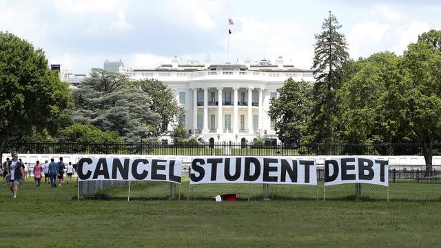 Les étudiants américains réclamaient depuis longtemps un allégment de leurs dettes. [Getty Images/AFP - Paul Morigi]