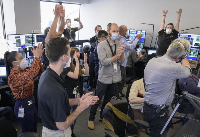 Les ingénieurs ont explosé de joie après la confirmation de cette étape cruciale. [NASA/AFP - Bill Ingalls]