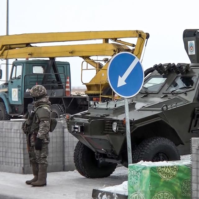 un check-point au Kazakhstan le 7 janvier 2022. [AP/Keystone - RU-RTR Russian Television]