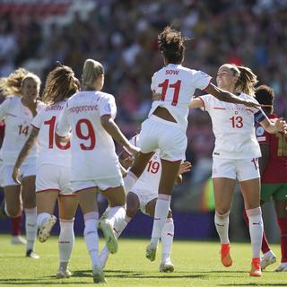 Les joueuses de l'équipe nationale suisse célèbre leur premier but lors de le rencontre contre le Portugal à l'Euro 2022. [Keystone]