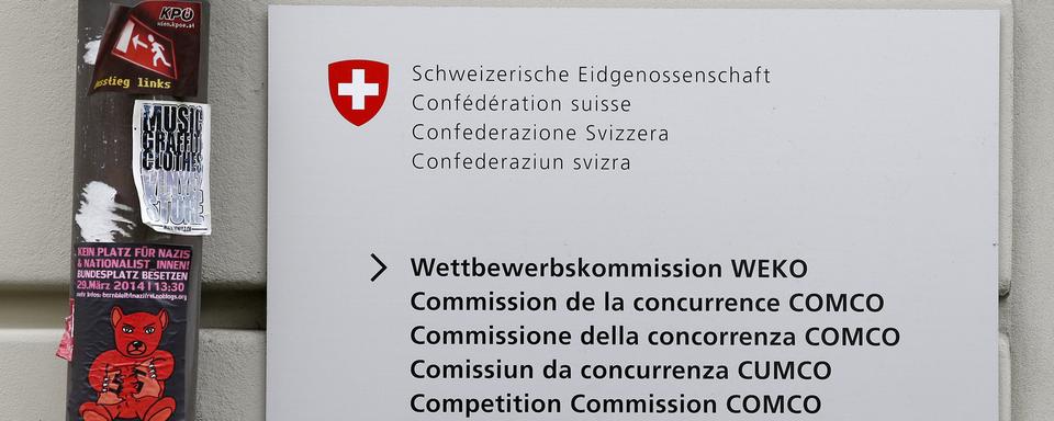 Le logo de la Commission de la concurrence COMCO, le mercredi 30 avril 2014 à Berne. (KEYSTONE-Peter Klaunzer) [KEYSTONE - Peter Klaunzer]