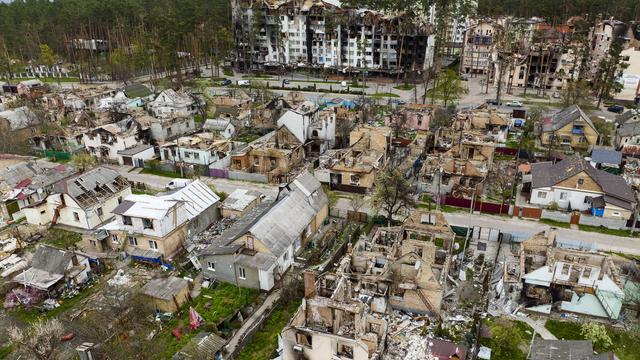 Une image aérienne des maisons détruites à Irpin, à la périphérie de Kiev. [Keystone - AP Photo/Emilio Morenatti]