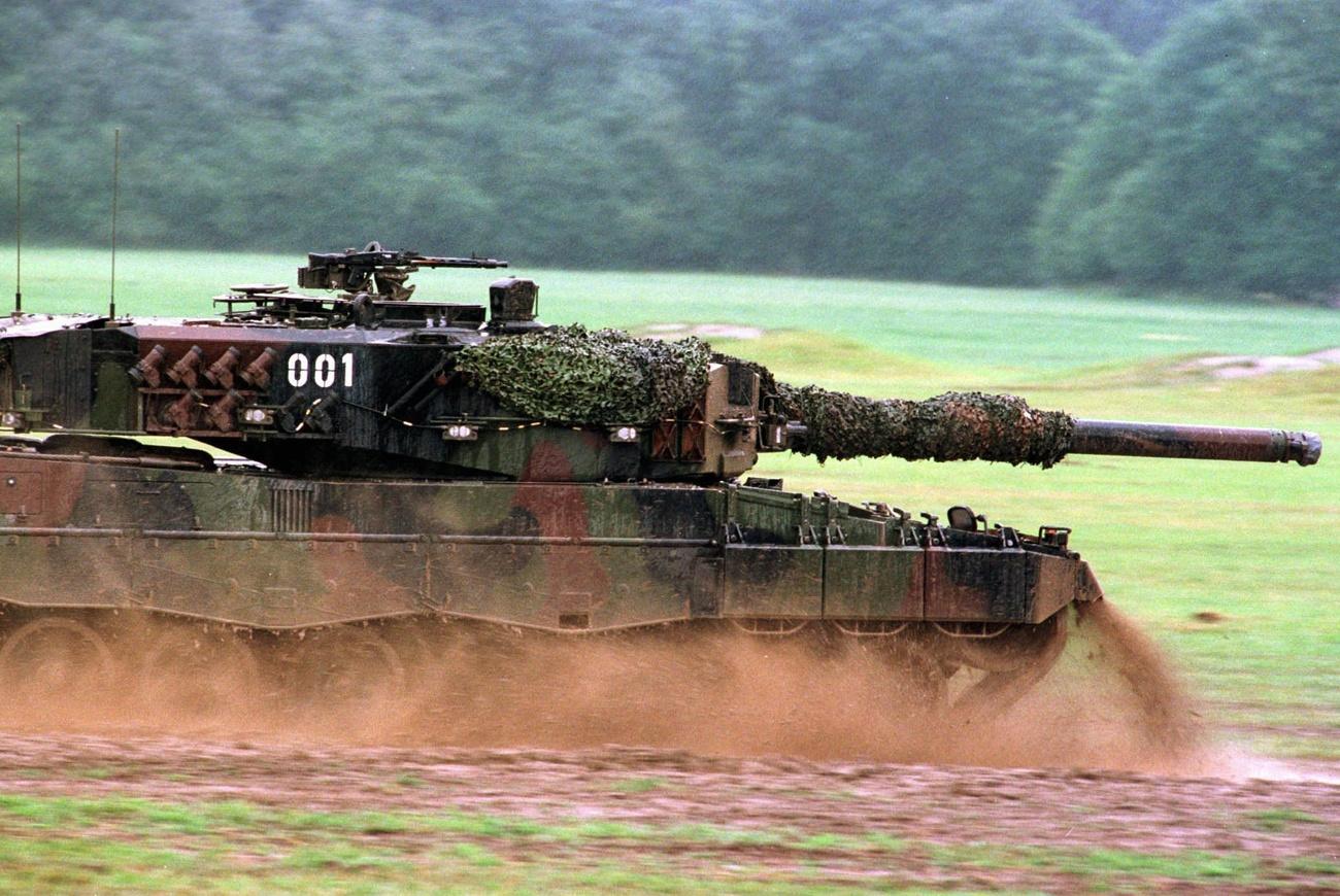 Un char Léopard en action lors d'une démonstration dans la région de Frauenfeld, le 12 juin 1998. [Keystone - Walter Bieri]