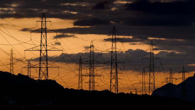 Les tarifs de l'électricité pour 2023 doivent être communiqués à la Confédération avant minuit. [Keystone - Jean-Christophe Bott]