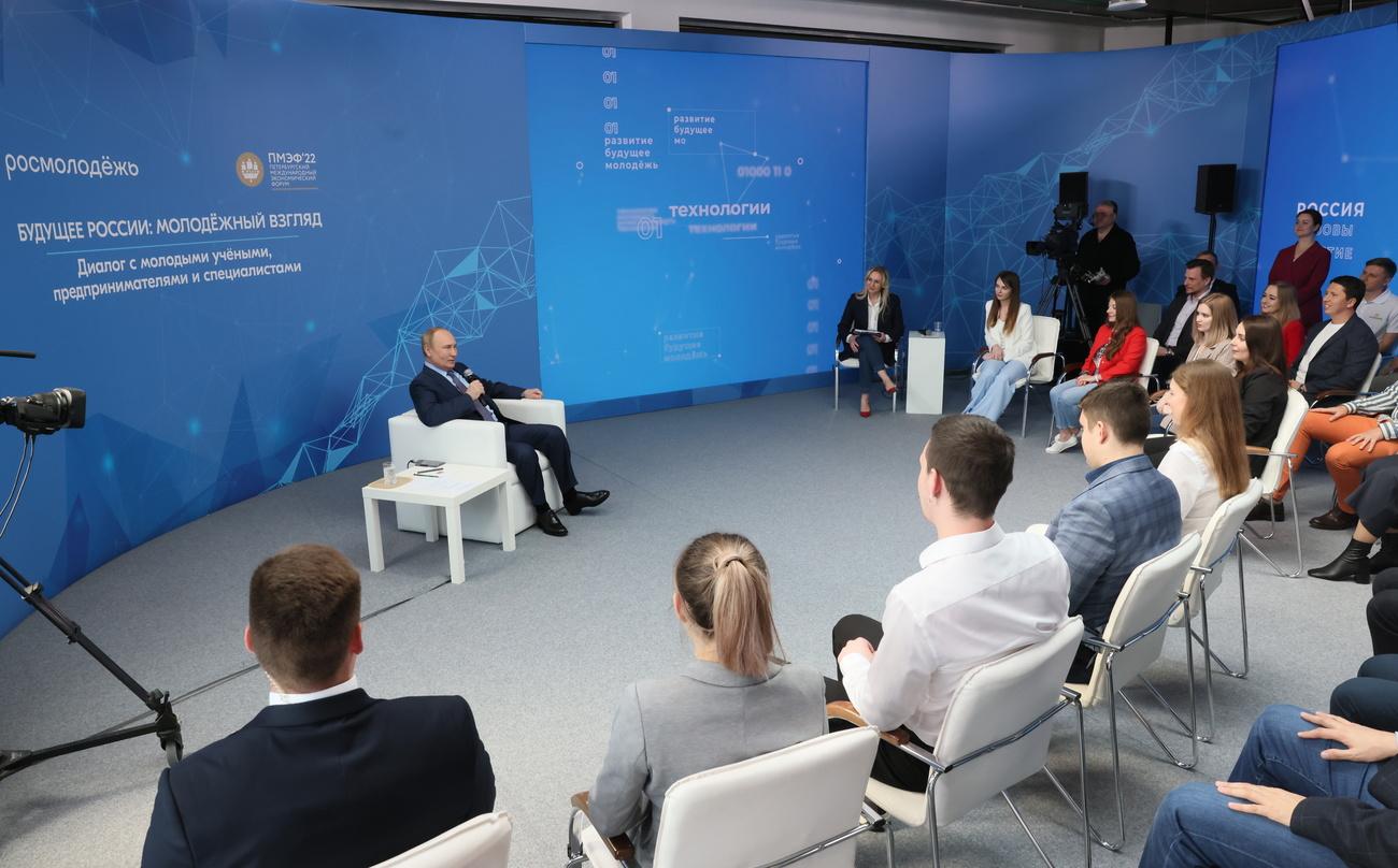 Vladimir Poutine lors d'une rencontre avec des jeunes entrepreneurs à Moscou. [Keystone - EPA/Mikhail Metzel/Kremlin Pool]
