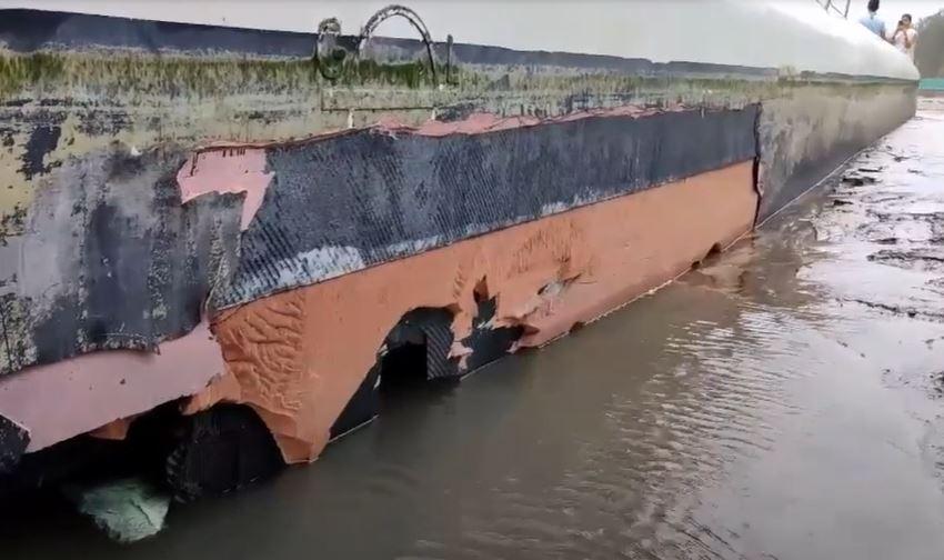 Les dommages sont visibles à l'extérieur du bateau.