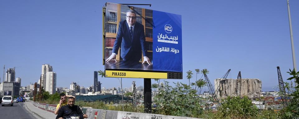 Un panneau d'affichage de la campagne des élections législatives pour le candidat libanais Michel Mouawad s'affiche devant le port de Beyrouth, à Beyrouth, au Liban, le 11 mai 2022. [Keystone/EPA - Wael Hamzeh]