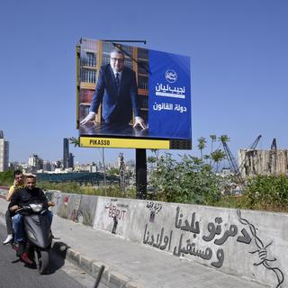 Un panneau d'affichage de la campagne des élections législatives pour le candidat libanais Michel Mouawad s'affiche devant le port de Beyrouth, à Beyrouth, au Liban, le 11 mai 2022. [Keystone/EPA - Wael Hamzeh]