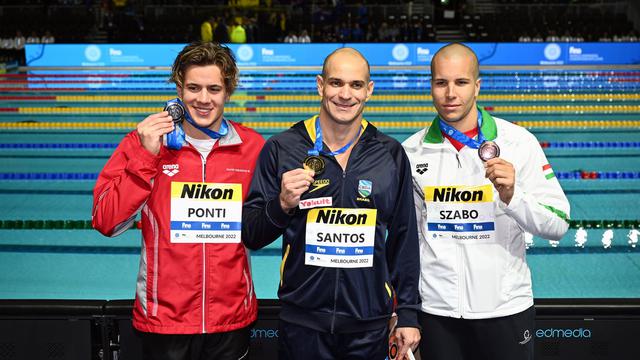 Mercredi 14 décembre: le Suisse Noé Ponti a décroché la médaille d'argent du 50m papillon aux Championnats du monde de natation. [Keystone/EPA - Joel Carrett]