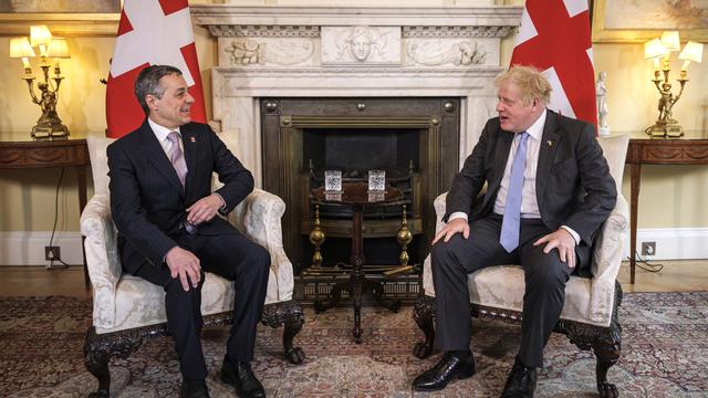 Ignazio Cassis et Boris Johnson après leur rencontre à Londres. [Keystone - Rob Pinney/Pool via AP]