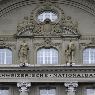 La façade de la Banque nationale suisse BNS photographiée sur la Bundesplatz, un jour avant la conférence de presse semestrielle de la Banque nationale suisse (BNS), à Berne, en Suisse, mercredi 17 juin 2020. [KEYSTONE - Anthony Anex]