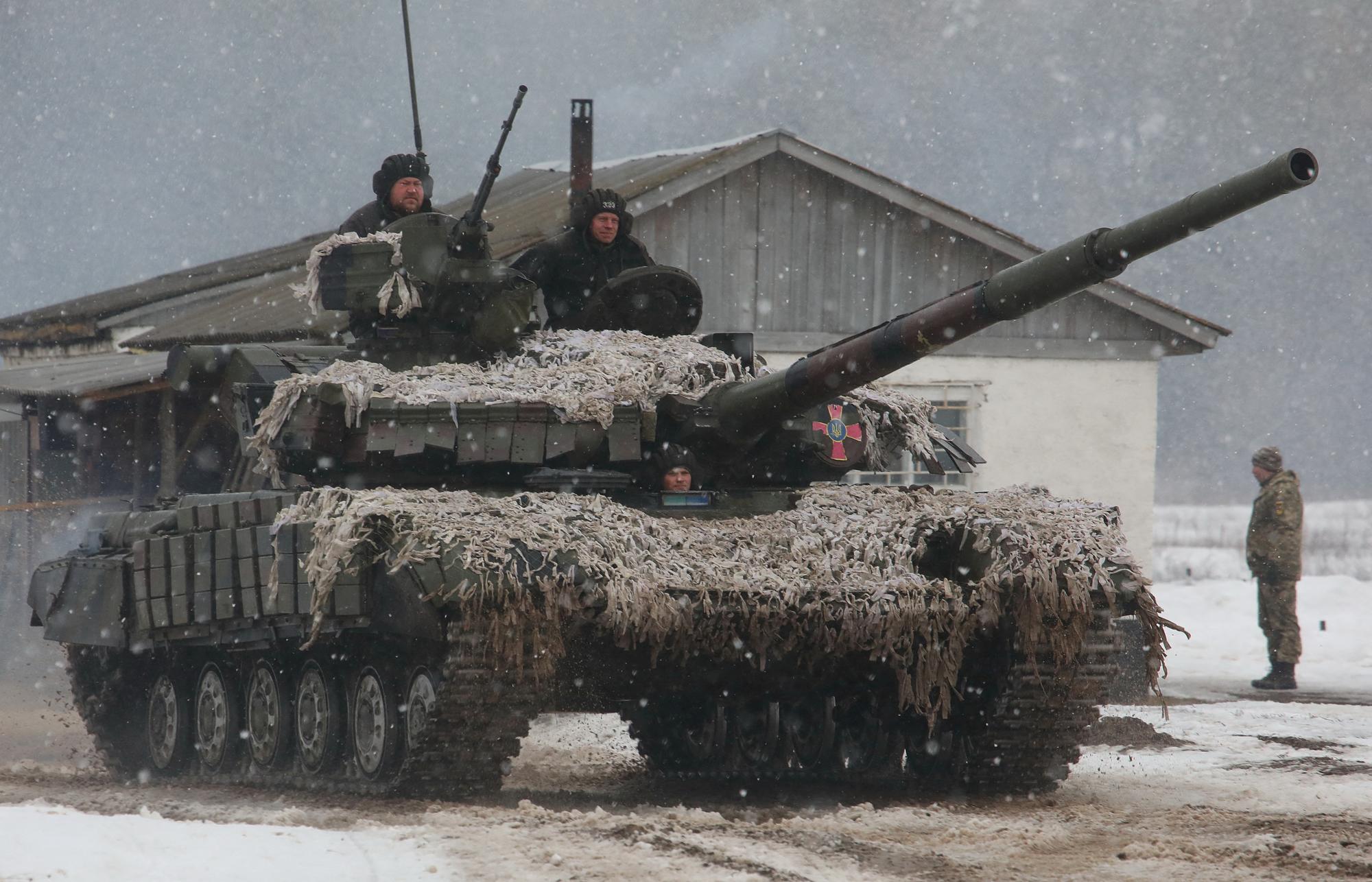Des membres des forces armées ukrainiennes participent à un exercice dans la région de Kharkov, le 10 février 2022. [reuters - Vyacheslav Madiyevskyy]