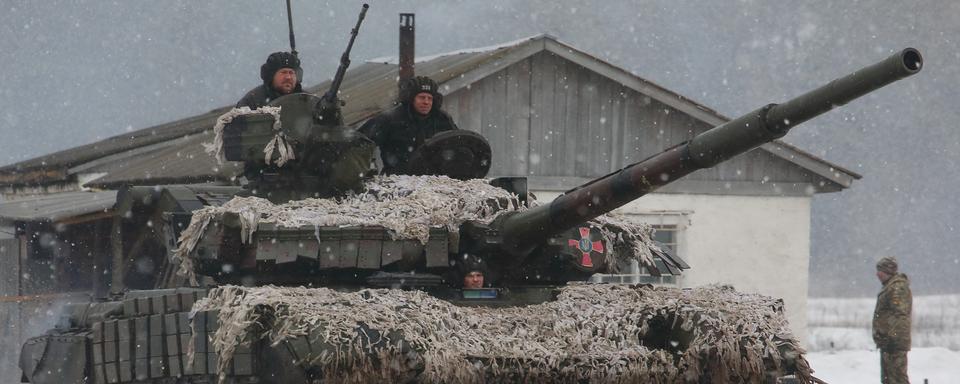 Des membres des forces armées ukrainiennes participent à un exercice dans la région de Kharkov, le 10 février 2022. [reuters - Vyacheslav Madiyevskyy]