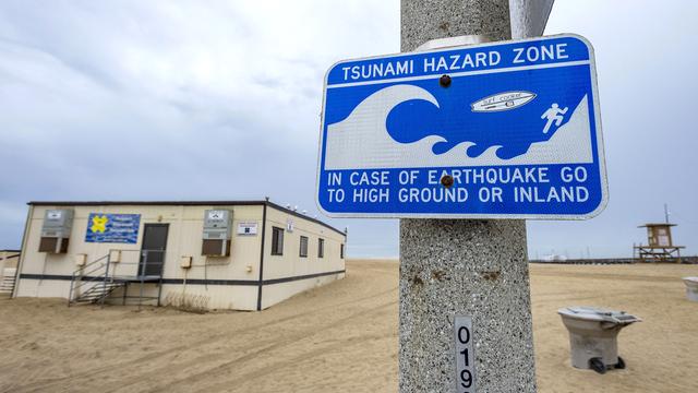 Un panneau d'alerte au tsunami en Californie. [Keystone - Mark Rightmire/The Orange County Register/AP]