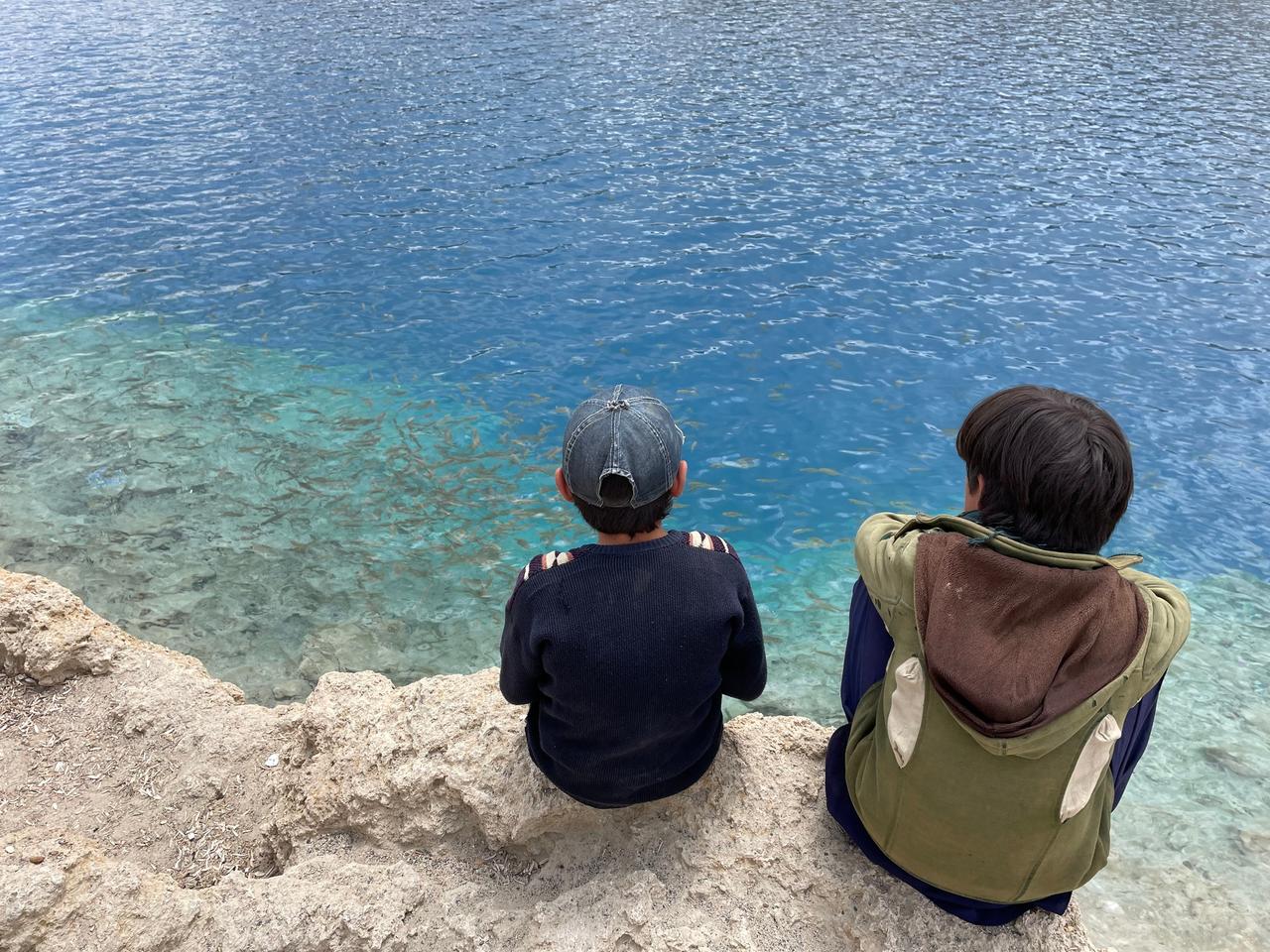 Des enfants jouent au bord de l'eau. [RTS - Raphaël Grand]