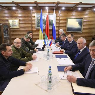 Les délégations ukrainienne et russe de retour à la table des négociations en Biélorussie, le lundi 07.03.2022. [Belta via Keystone - Maxim Guchek]