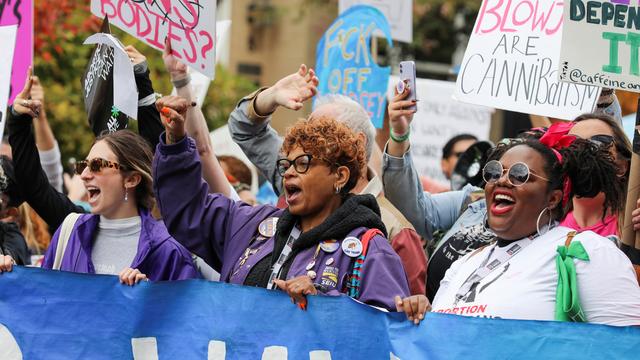 Des milliers de femmes manifestent aux Etats-Unis pour le droit à l'avortement. [Reuters - Amanda Andrade-Rhoades]