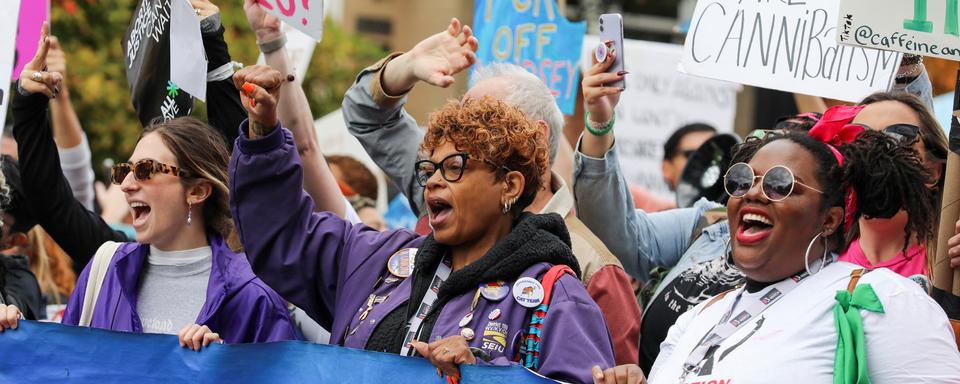 Des milliers de femmes manifestent aux Etats-Unis pour le droit à l'avortement. [Reuters - Amanda Andrade-Rhoades]