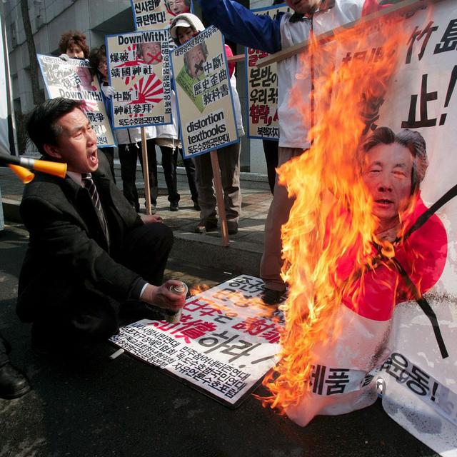Des manifestants conservateurs sud-coréens brûlent le portrait du Premier ministre japonais Junichiro Koizumi lors d'une manifestation marquant le 87e anniversaire du mouvement d'indépendance du 1er mars contre la domination coloniale japonaise en 1919, près de l'ambassade du Japon à Séoul, Corée du Sud, mercredi 1er mars 2006. [EPA/Keystone - JEON HEON-KYUN]