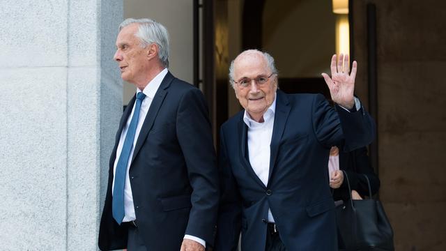 L'ancien président de la Fédération mondiale de football (Fifa), Joseph Blatter, à droite, et son avocat Lorenz Erni quittent le Tribunal pénal fédéral de Bellinzona, en Suisse, après le premier jour de son procès, mercredi 8 juin 2022. [KEYSTONE - Alessandro Crinari]